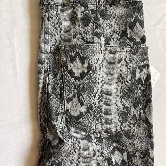 Women’s flare bottom snake print jeans. Size 24 - Picture 3 of 6